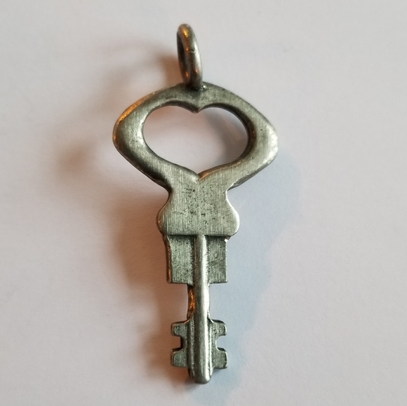 Vintage key pendant SOSY skeleton key steampunk charm silver tone heart - Picture 2 of 12
